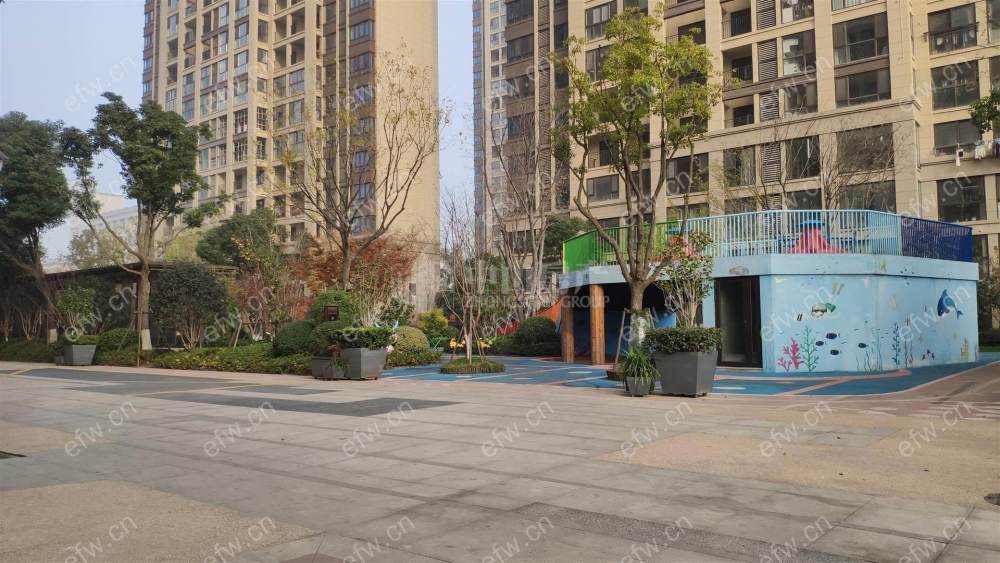 龙湖九墅八十九三房149万