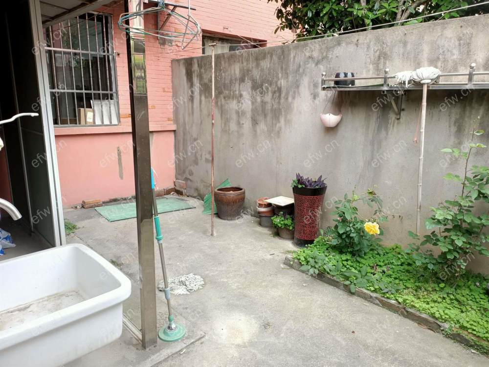 一楼带院两房出租，近四院育英