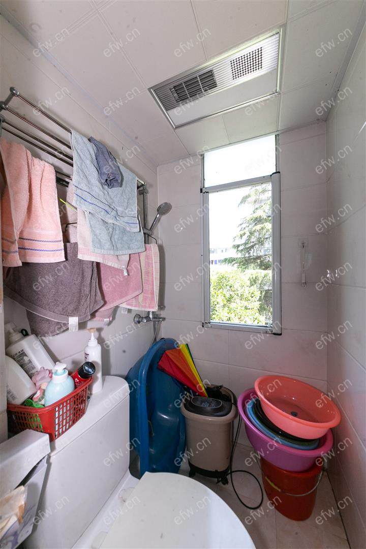市繁华地段精装四楼刚需两，小孩子才二年级