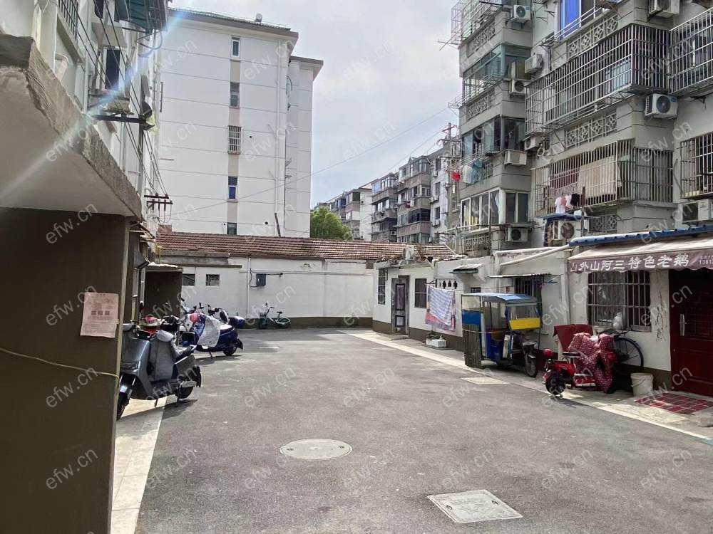 招商城对面 一楼精装 保养挺好 拎包入住 带双院