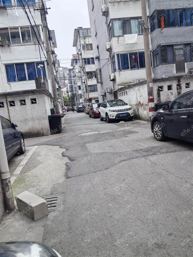 两房朝南简单装修 空调冰箱洗衣机淋浴燃气齐全