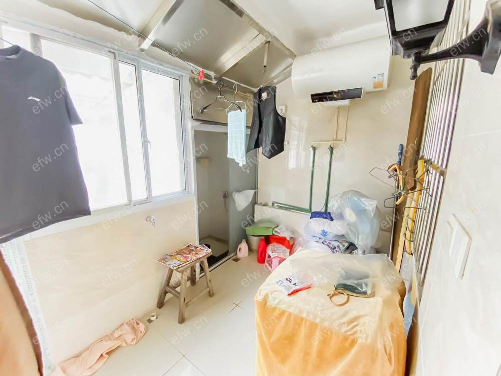 招商城对面 一楼精装 保养挺好 拎包入住 带双院