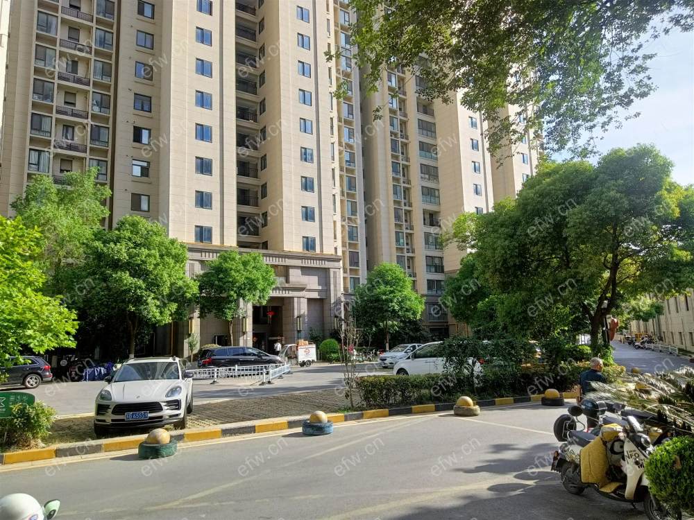 扬名滨河小学孔雀精装三房中间楼层