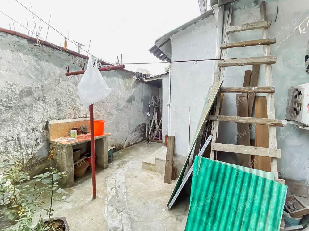 招商城对面 一楼精装 保养挺好 拎包入住 带双院