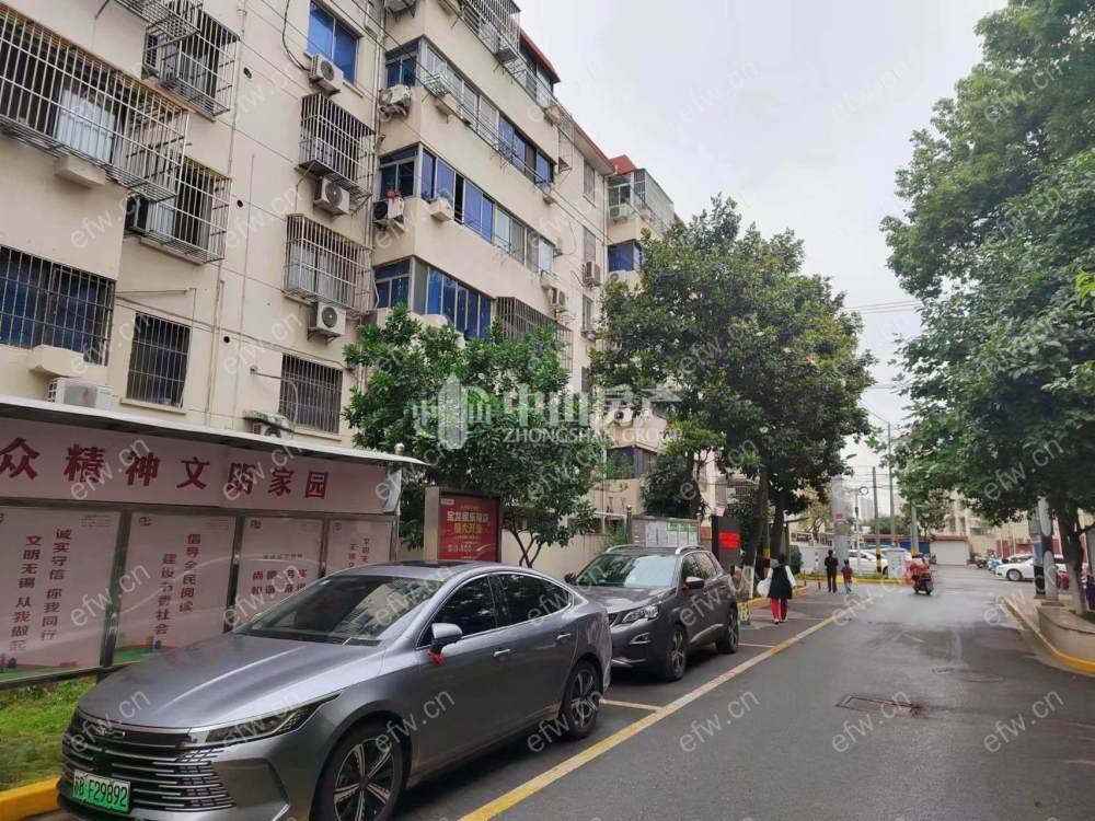 市繁华地段精装四楼刚需两，小孩子才二年级
