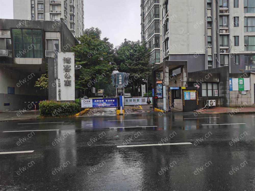 village满5 税费少 房型正气,精装修 看房方便