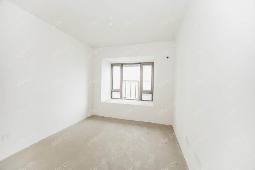 华发首府，不靠马路