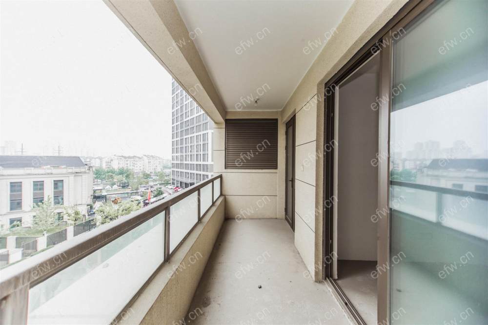 华发首府，不靠马路