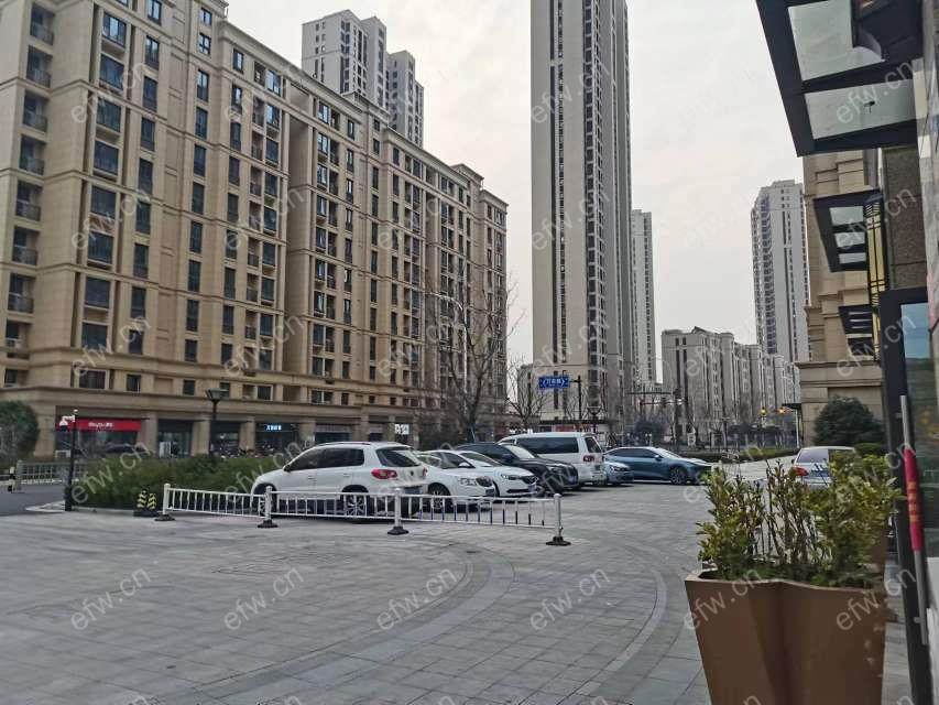 位于四期后排  三开间朝南   精装