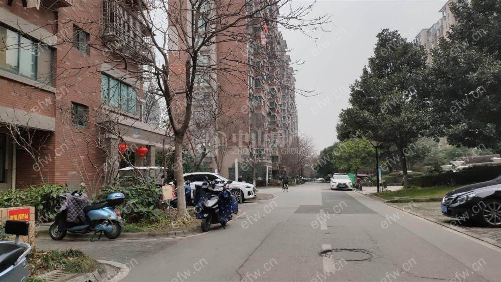 春江花园自住精装三室两厅两卫