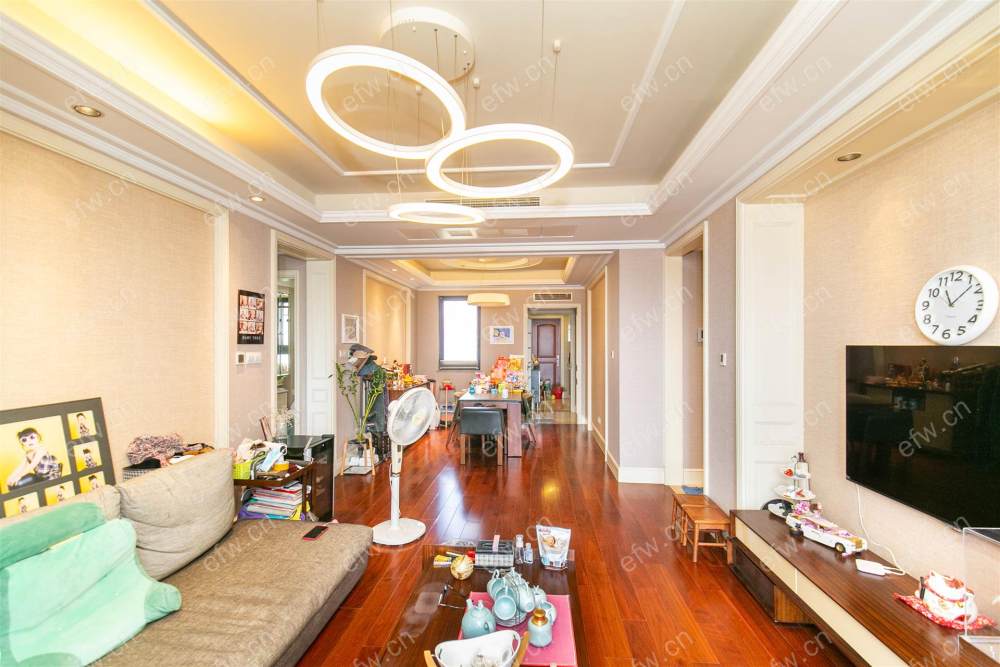 婚装全明东边户room房,village 格局工整合理