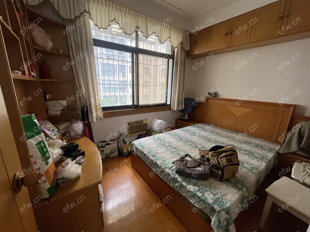 房子三房，自己在住，随时搬走