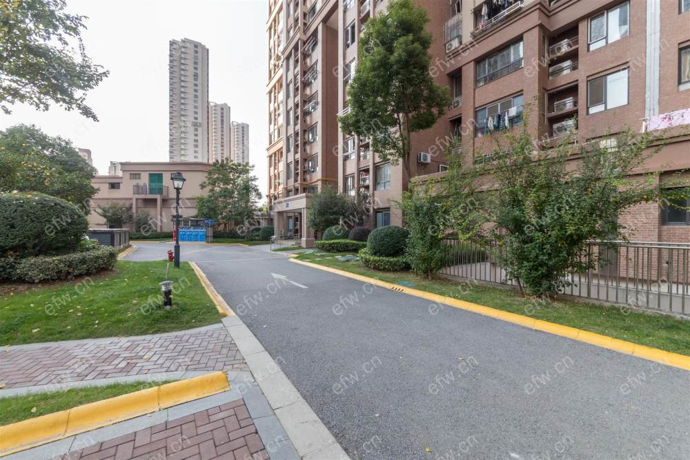 village 经典room房 东边户 全明 精装修！