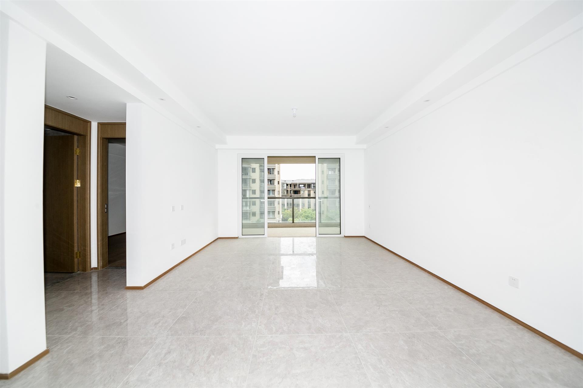 village room房 全明户型 另送家电