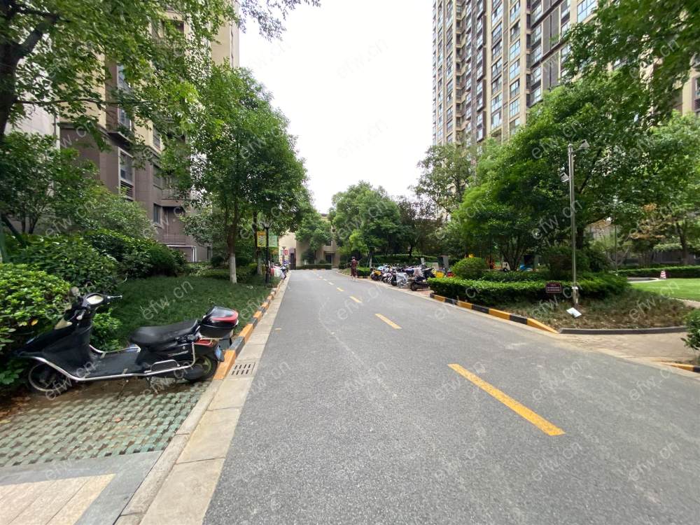地铁口  精装三房诚心出售 中上楼层  采光无忧