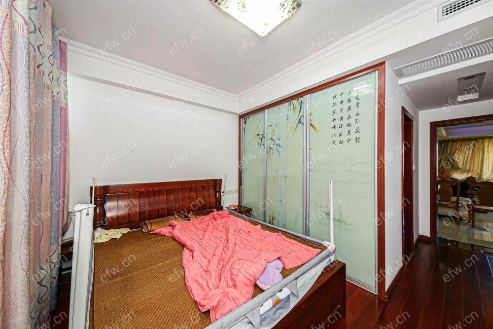 village  精装room房 近地铁口  房东诚售