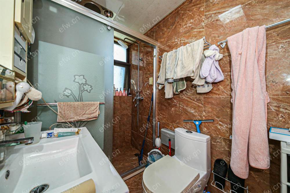 village  精装room房 近地铁口  房东诚售