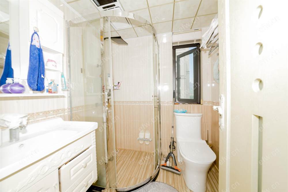 房东自住装修30万 有车位 看中房价可谈
