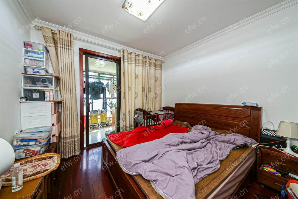 village  精装room房 近地铁口  房东诚售