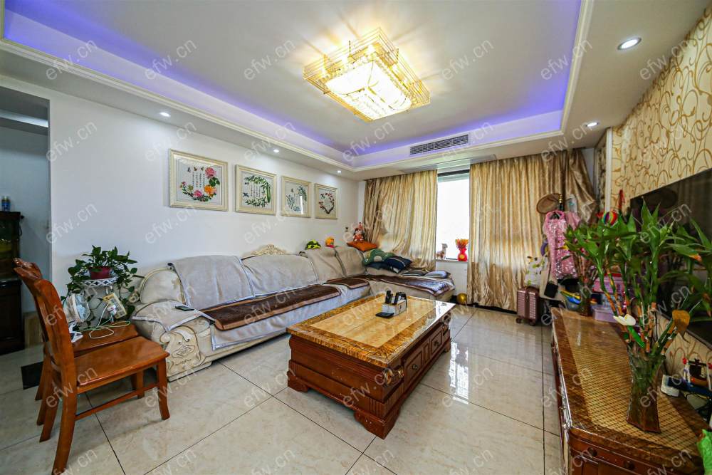 village  精装room房 近地铁口  房东诚售