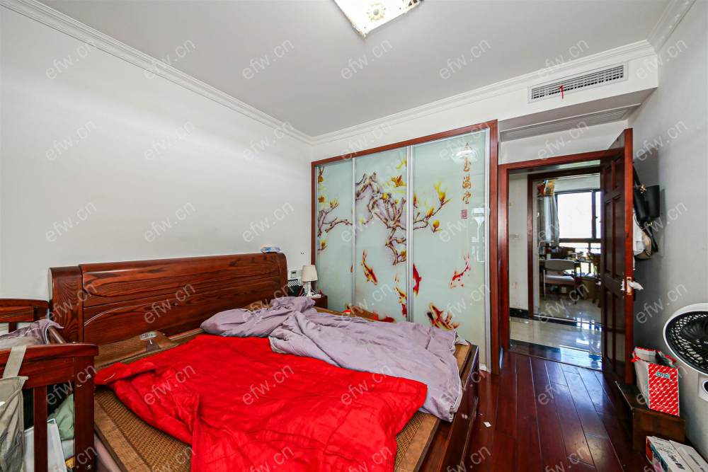 village  精装room房 近地铁口  房东诚售