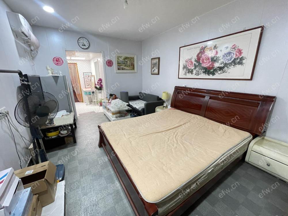 一楼带院己开门,房东自住精装房,拎包入住,已开院.