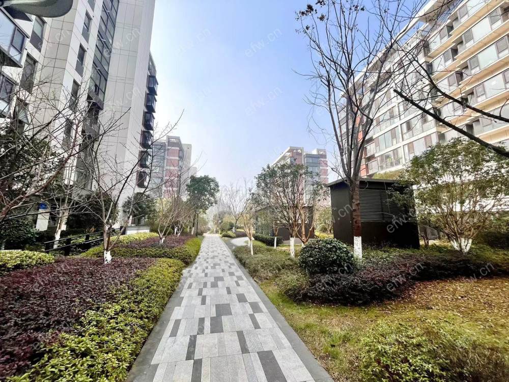 绿地天空树 小区中间位置 观景转角大阳台