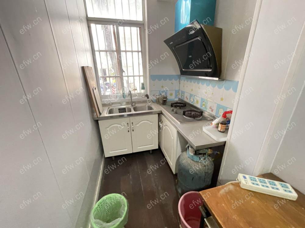 一楼带院己开门,房东自住精装房,拎包入住,已开院.