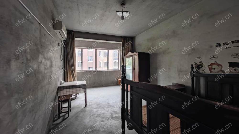 婚装全明东边户room房,village 格局工整合理