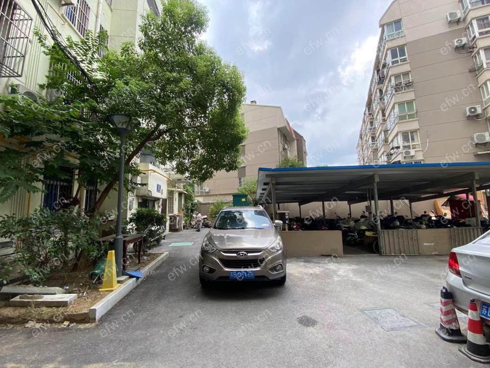 户型方正  老式装修 看中可谈
