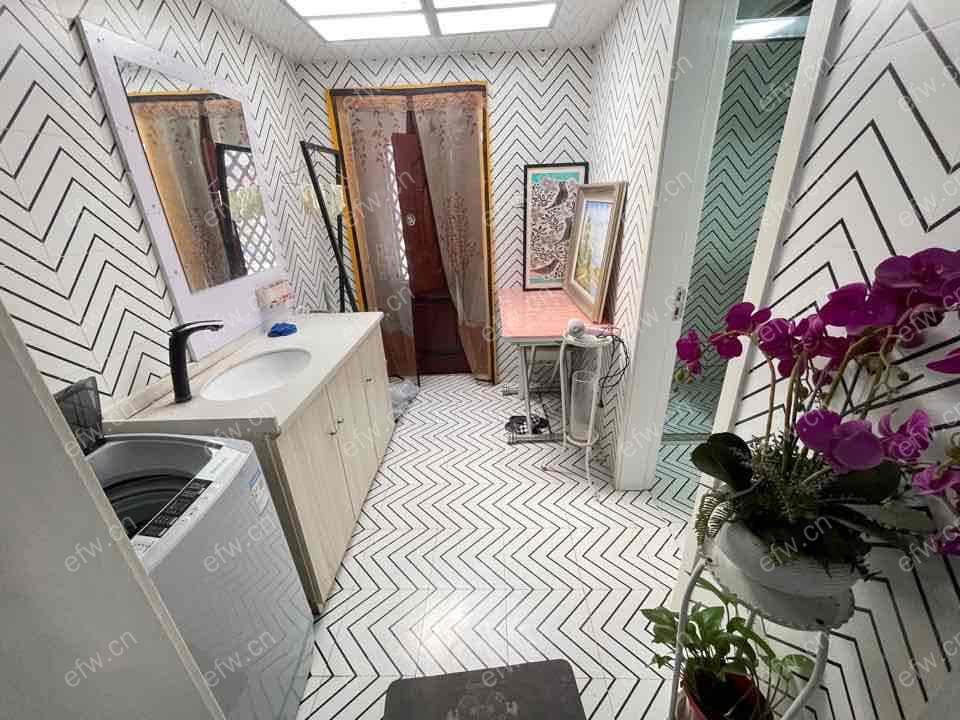 一楼带院己开门,房东自住精装房,拎包入住,已开院.
