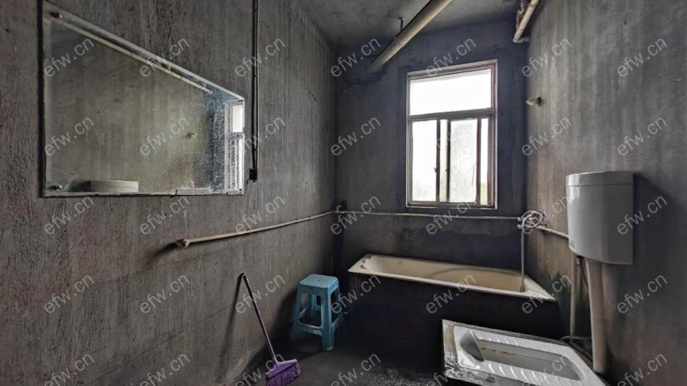 婚装全明东边户room房,village 格局工整合理