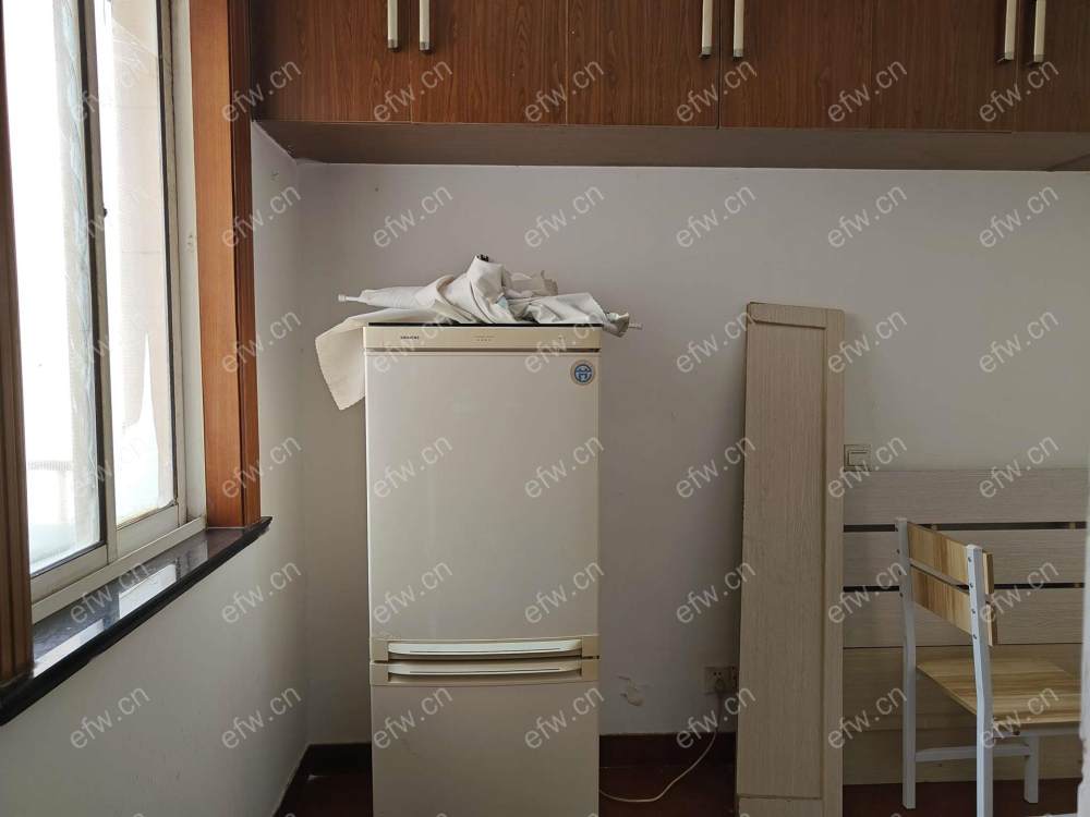 南长街小学对面精装三楼小二房拎包入住