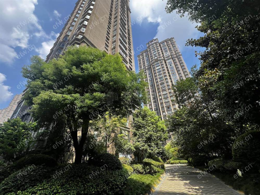精装修三房二厅一卫，带100平方大露台