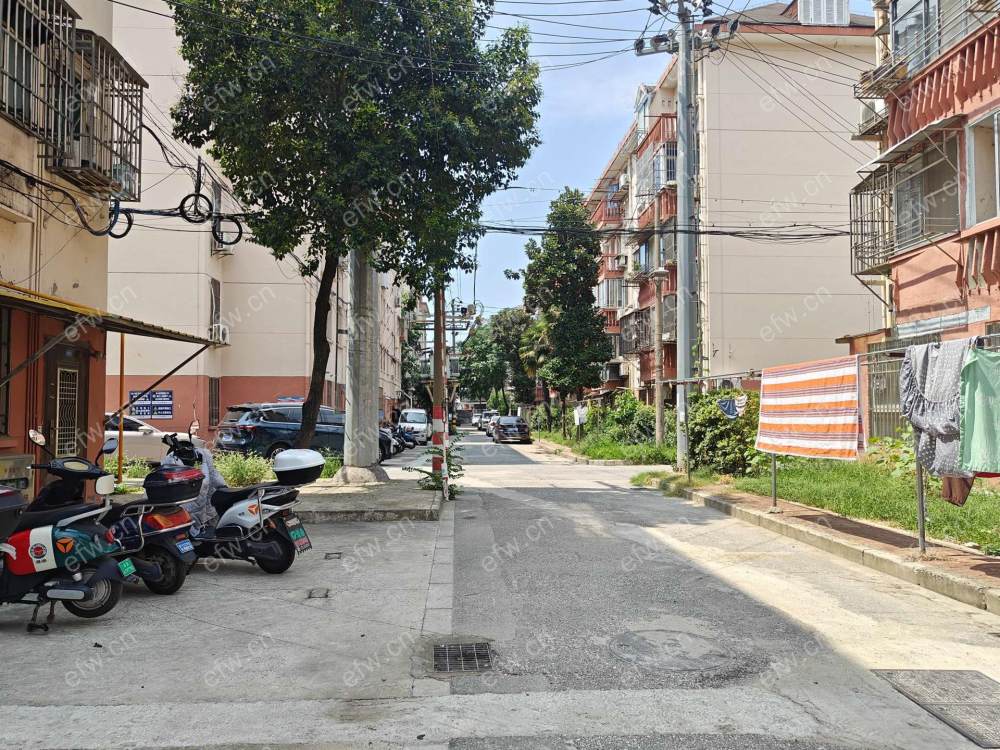 南长街小学对面精装三楼小二房拎包入住