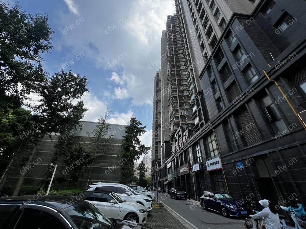 精装修两室两厅一卫，交通方便