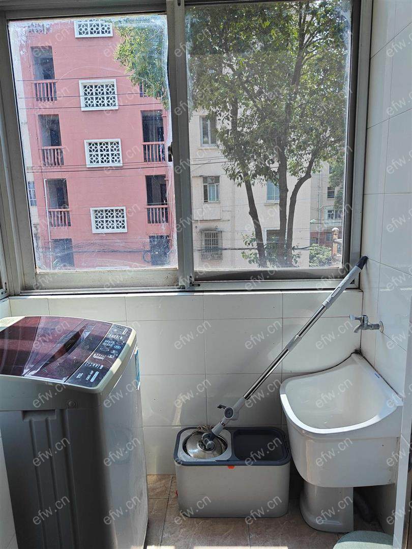 南长街小学对面精装三楼小二房拎包入住