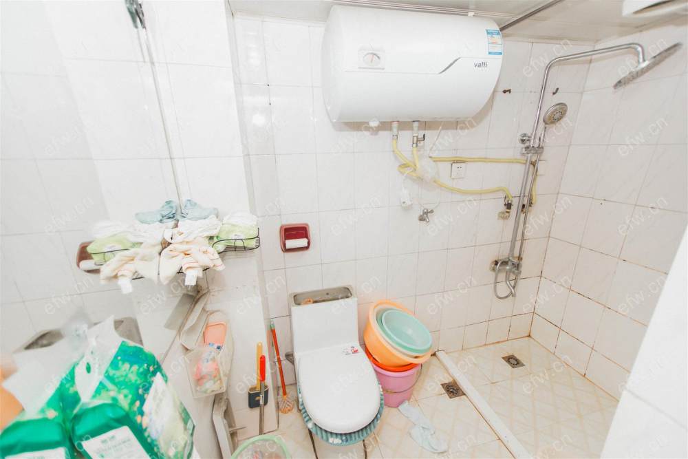 市中心繁华地段 地铁口书包房 四楼二卧室朝阳