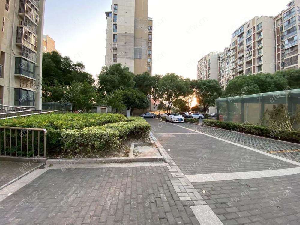 房东就在附近 打电话约好就过来开门