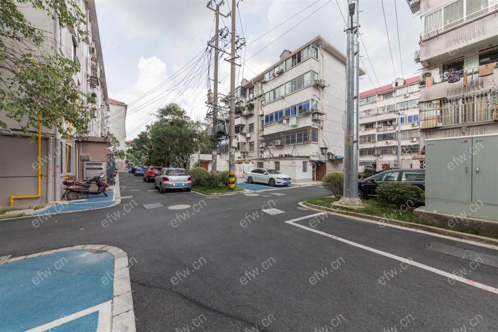 二村靠地铁口，精装修采光好，户型非常好中间楼层，诚心出售