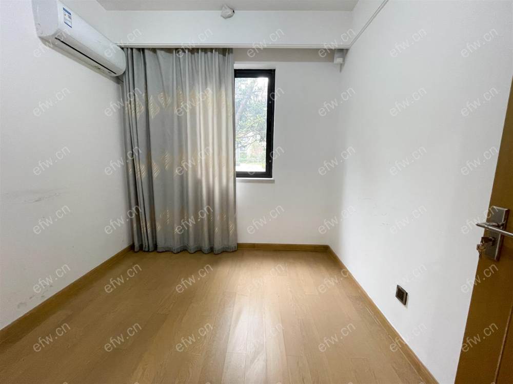 位于小区中间位置，精装修，拎包入住；客厅宽敞、使用率高；厨房设施齐全