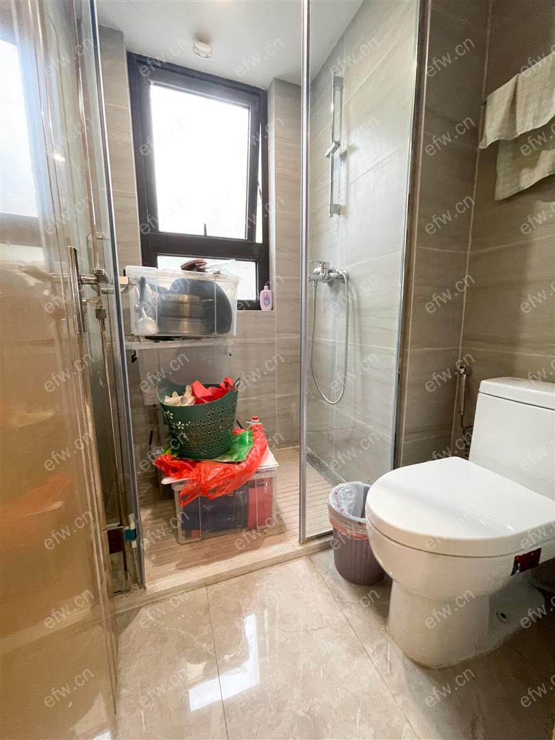 位于小区中间位置，精装修，拎包入住；客厅宽敞、使用率高；厨房设施齐全
