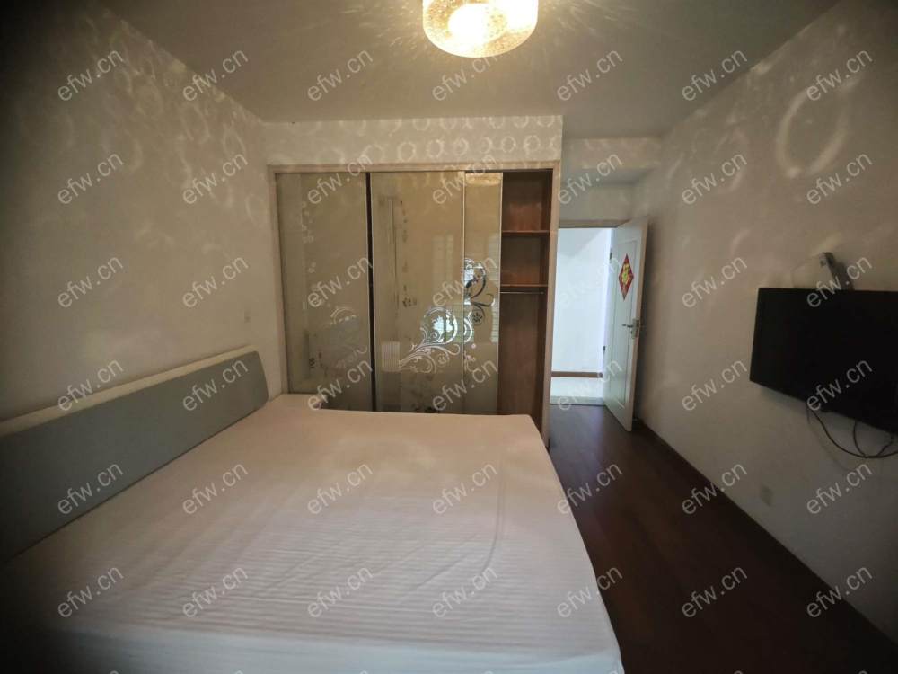 精装修，拎包入住家具家电齐全