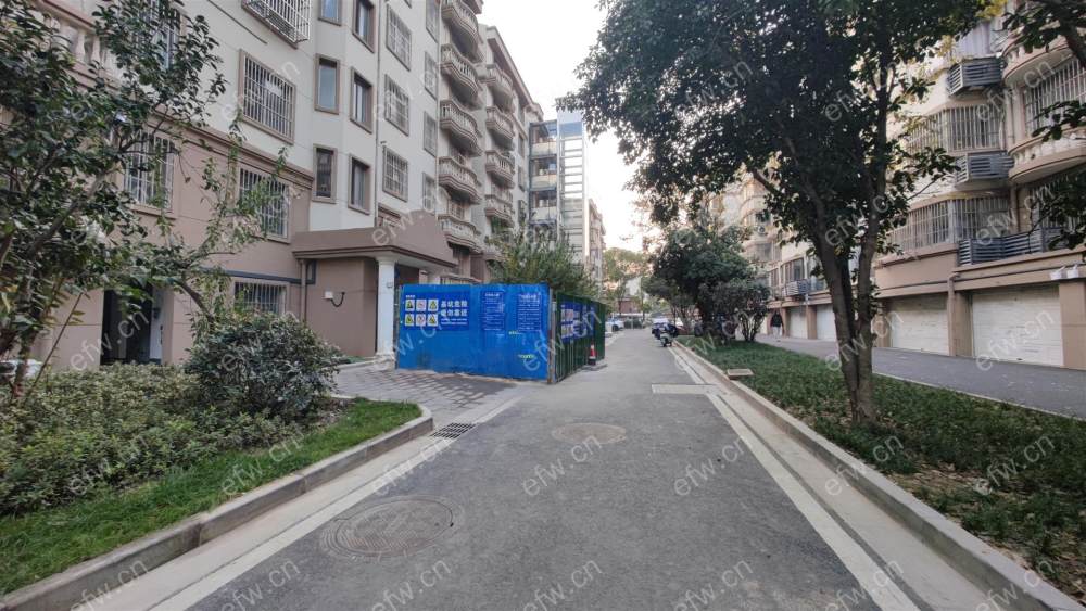 电梯已加装送自行车小车库