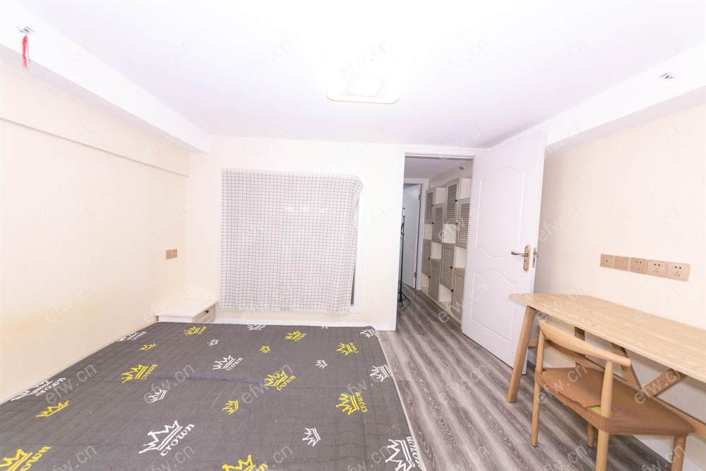 临地铁口 village  通透room房 中间楼层