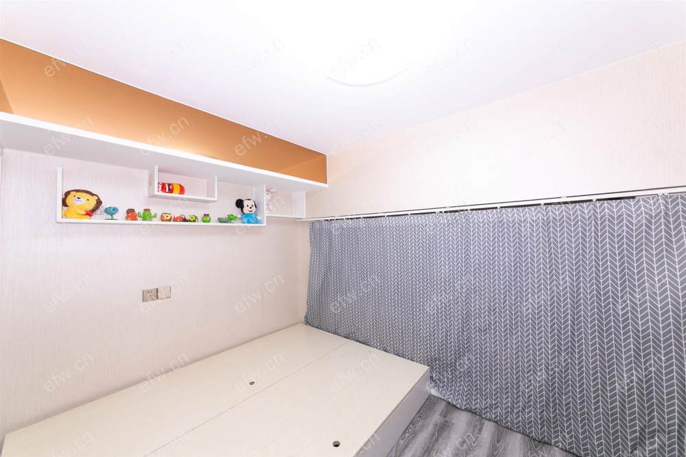 临地铁口 village  通透room房 中间楼层
