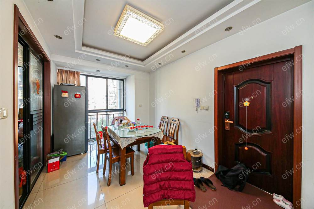 village满5 税费少 房型正气,精装修 看房方便