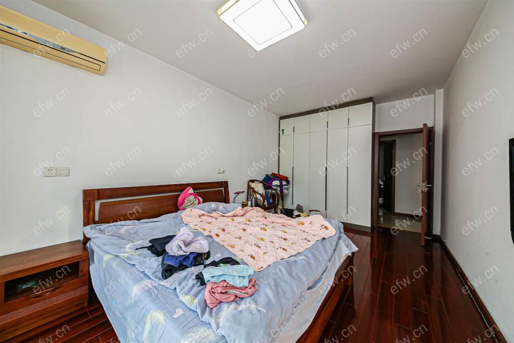 village满5 税费少 房型正气,精装修 看房方便