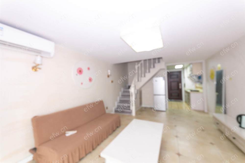 临地铁口 village  通透room房 中间楼层