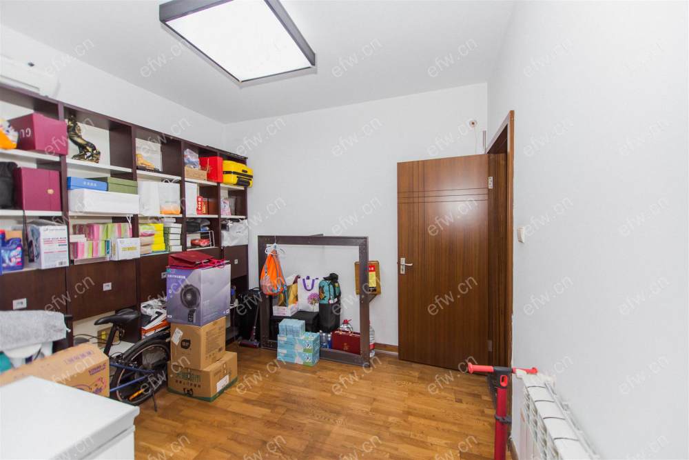 金马际花园精装三房，户型方针，拎包入住！出行方便，近市区，近公园。目前出租